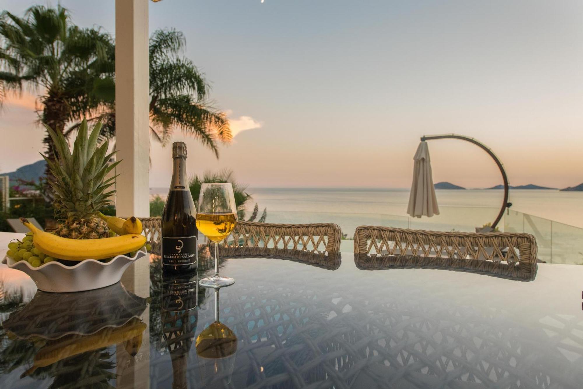 Beachfront White Villa With Private Swimming Pool คัลคัน ภายนอก รูปภาพ
