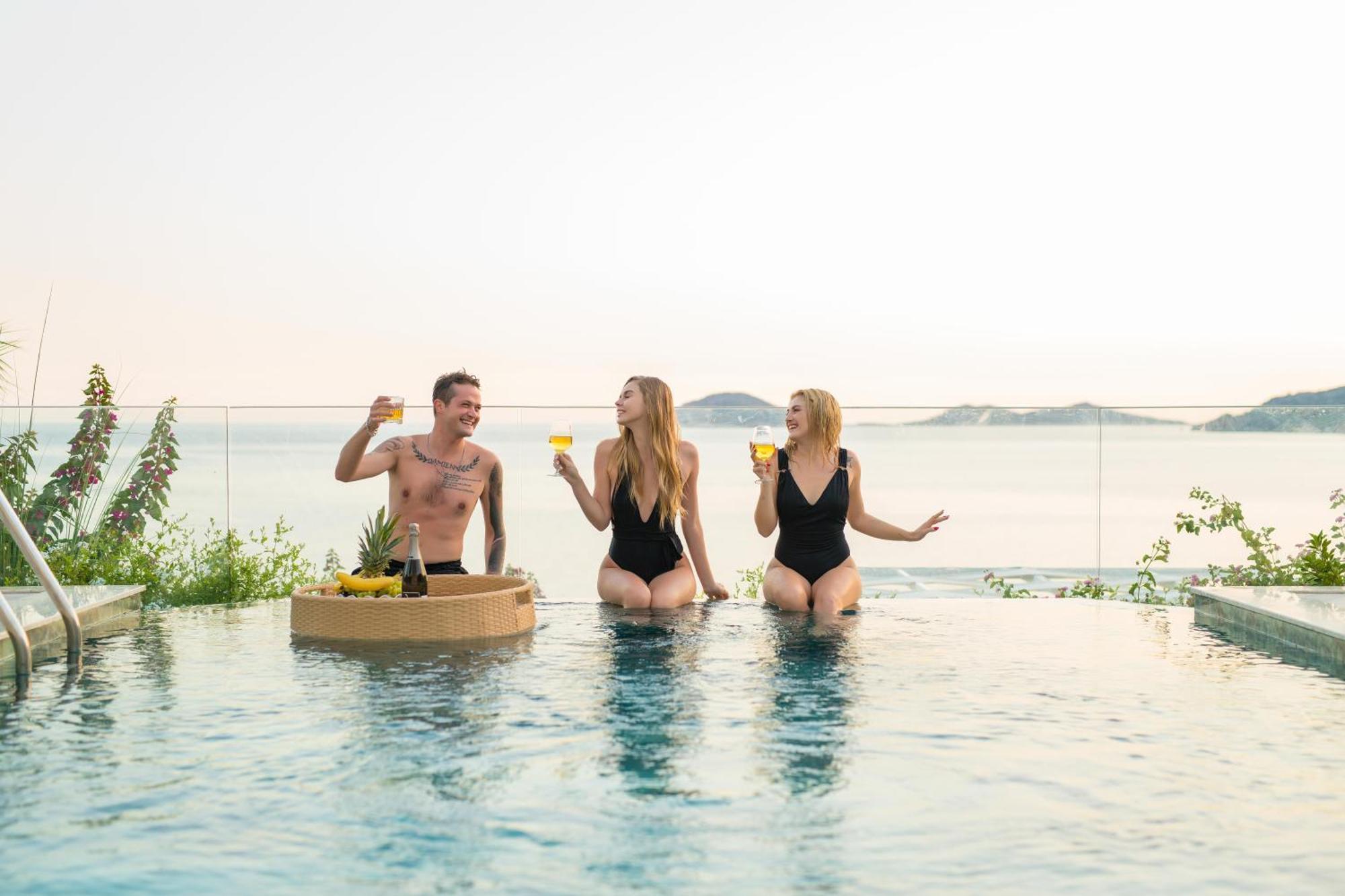 Beachfront White Villa With Private Swimming Pool คัลคัน ภายนอก รูปภาพ