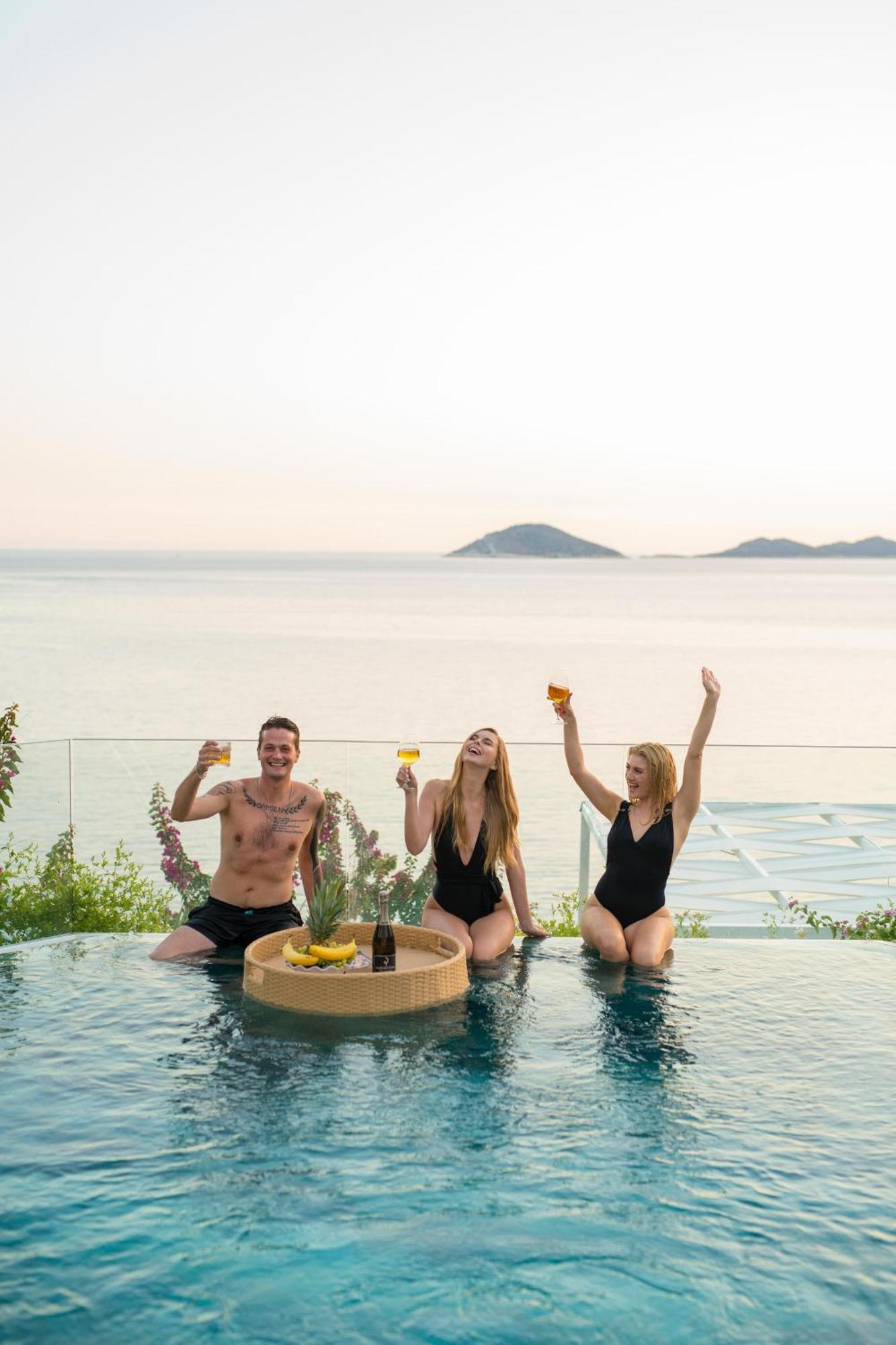 Beachfront White Villa With Private Swimming Pool คัลคัน ภายนอก รูปภาพ