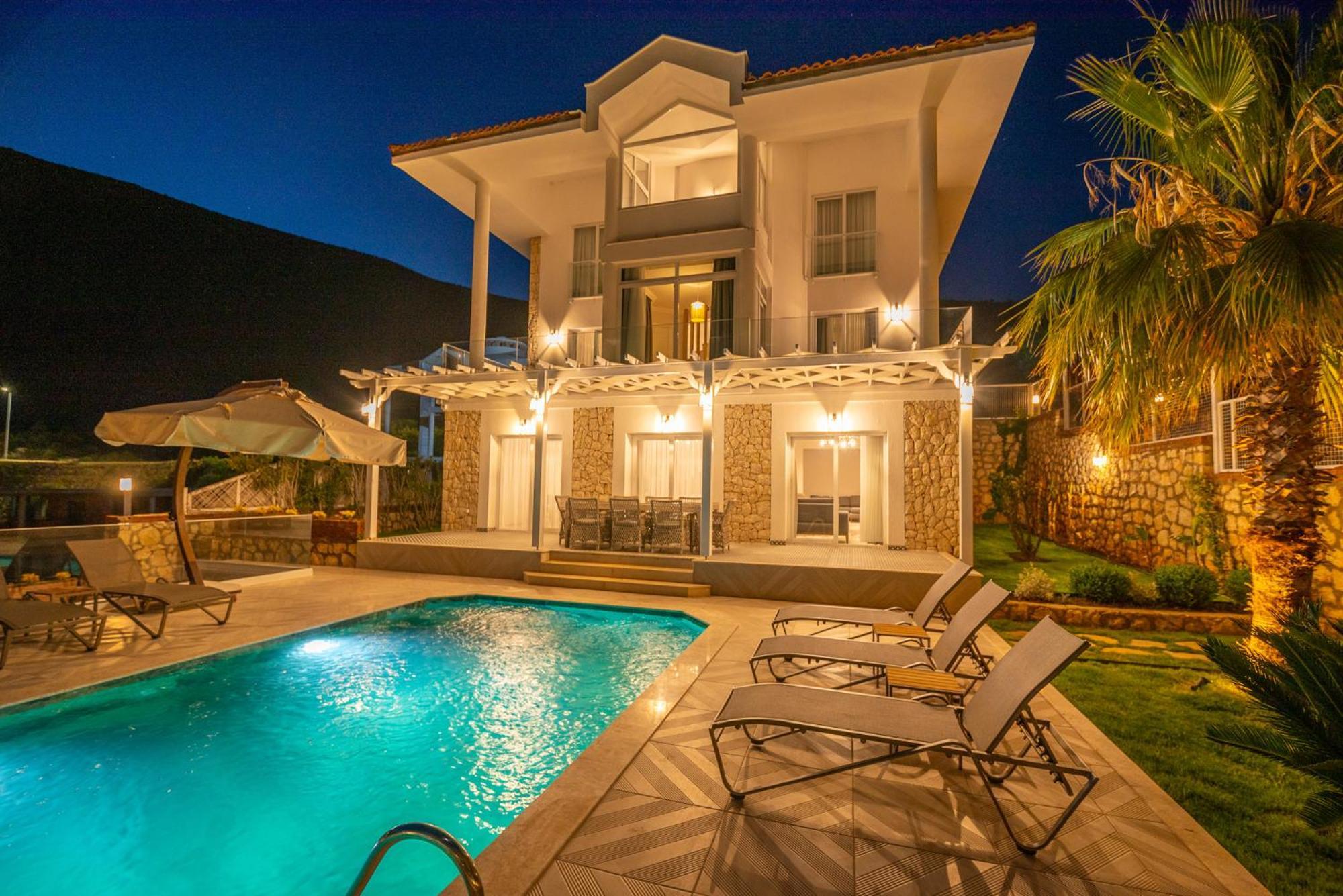 Beachfront White Villa With Private Swimming Pool คัลคัน ภายนอก รูปภาพ