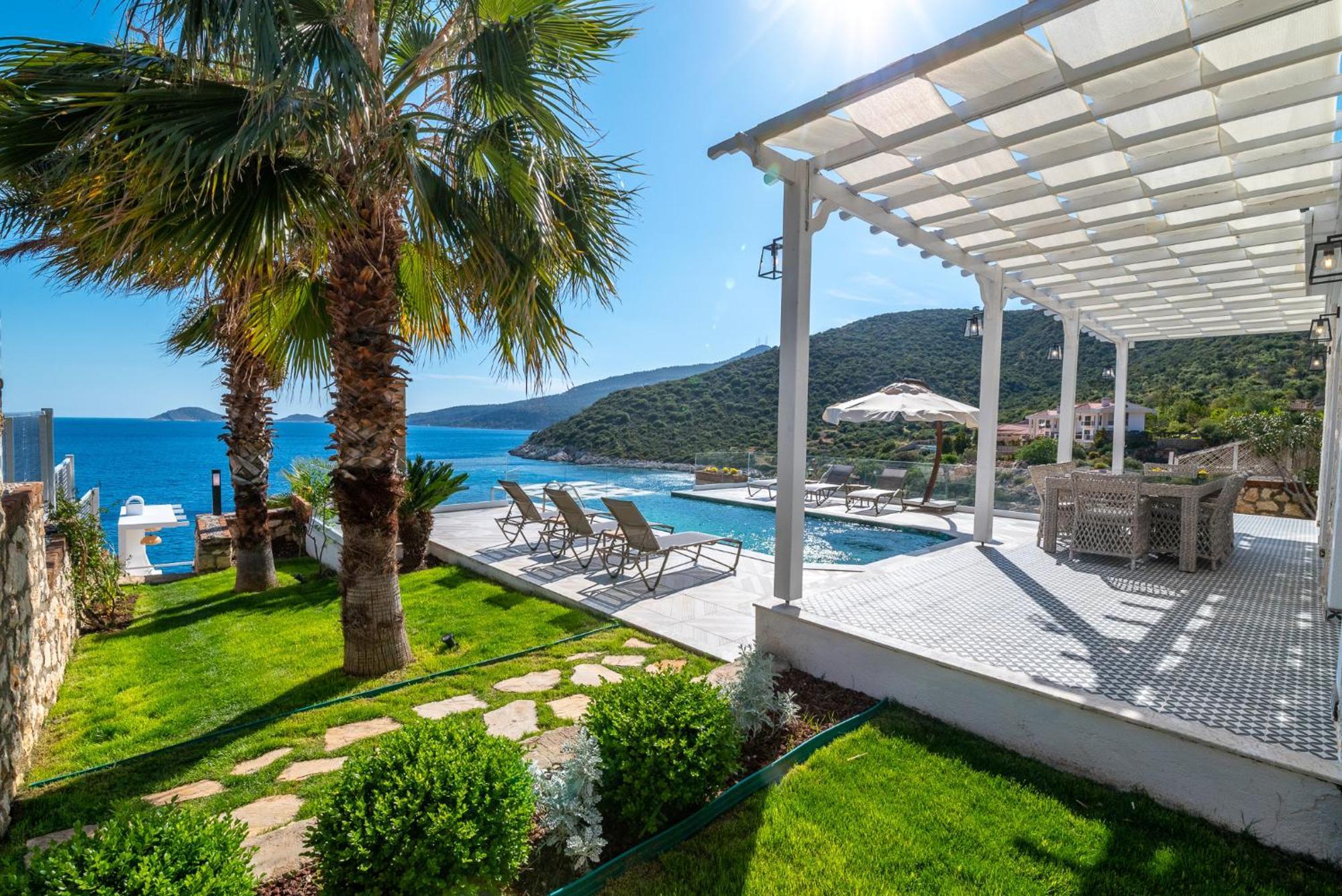 Beachfront White Villa With Private Swimming Pool คัลคัน ภายนอก รูปภาพ